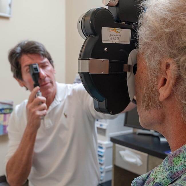 Dr. Ronald test patient's eyes at True Eye Experts